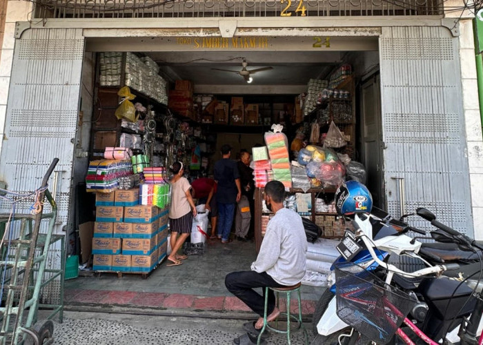 Harga Plastik Naik Drastis Hingga 90 Persen, Pedagang di Cirebon Kelimpungan