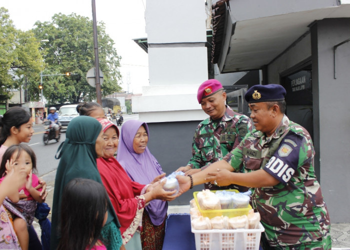 Berbagi  Keberkahan Ramadan, Danlanal Cirebon Tebar Takjil dan Paket Sembako