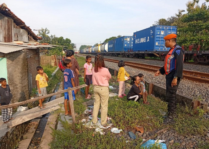 KAI Daop 3 Cirebon Imbau Warga Tak Bakar dan Buang Sampah di Jalur Rel KA, Ancam Keselamatan Perjalanan