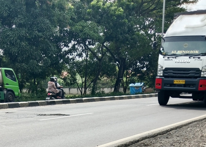 Pengendara Mengeluh Jalan Pantura Indramayu Rusah dan Berlubang