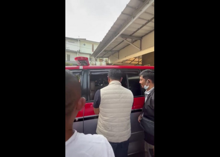 Momen Haru Ridwan Kamil Mendoakan Mendiang Acep Purnma dari Jendela Mobil Ambulans
