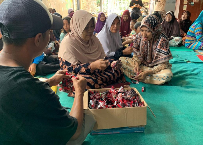 Menarik! Puluhan Ibu-ibu di Babakan Gebang Cirebon Dilatih Menjadi 'Pesulap'