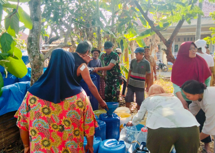 Sumur Warga Mengering, Kodim Kuningan Salurkan 4.500 Liter Air Bersih ke Cihanjaro