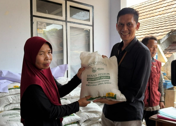 Pemprov Jabar Salurkan 1,5 Ton Beras dan 300 Bibit Ayam untuk Warga Purwakarta