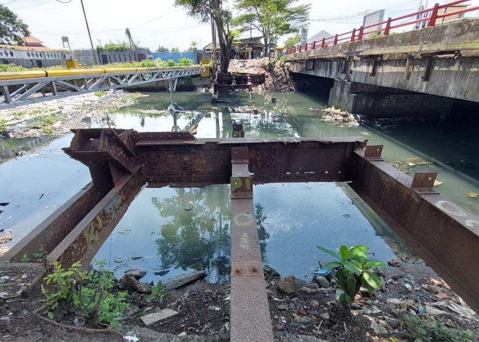 Pembongkaran Jembatan Rel Kalibaru Terhenti, Sisa Material Masih Tenggelam di Sungai