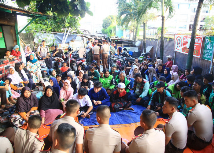 Aksi Humanis Taruna Akpol: Edukasi Pengendara dan Bagi Takjil Gratis