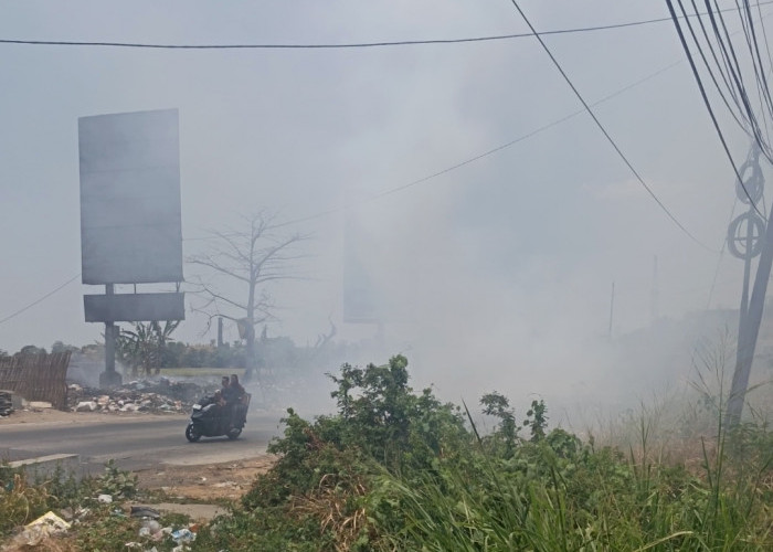Asap Pembakaran Sampah Ganggu Jarak Pandang di Mertapada Wetan, Warga Minta Penanganan