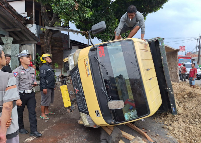 Dump Truck Terguling di Pegagan Cirebon, Kepalanya Menimpa Pengendara Motor