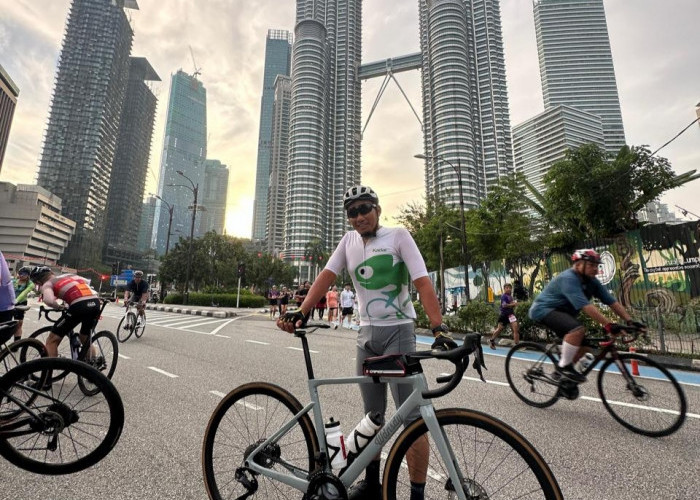 Hari ke-4 Main Sepeda di Malaysia, Rute Car Free Morning Kuala Lumpur, Berfoto di Depan Twin Tower