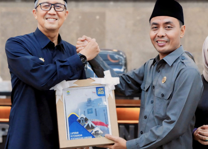 Pj Wali Kota Paparkan Capaian dan Penghargaan dalam Rapat Paripurna DPRD Penyampaian LKPJ Wali Kota Cirebon 