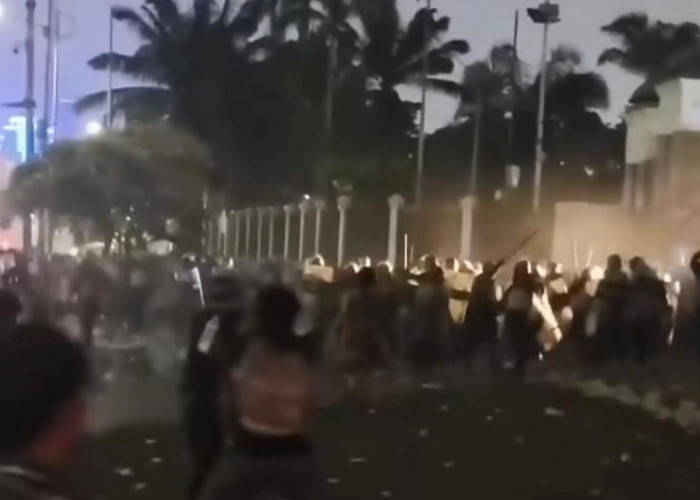 Gas Air Mata Ditembakkan di Depan DPR, Massa Demonstrasi Berhamburan ke Pejompongan