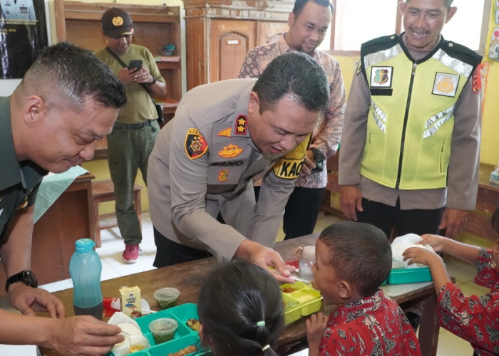 Kapolres Ciko dan Dandim 0614 Kota Cirebon Bagikan Makanan Bergizi di SDN Dukuh Semar 2