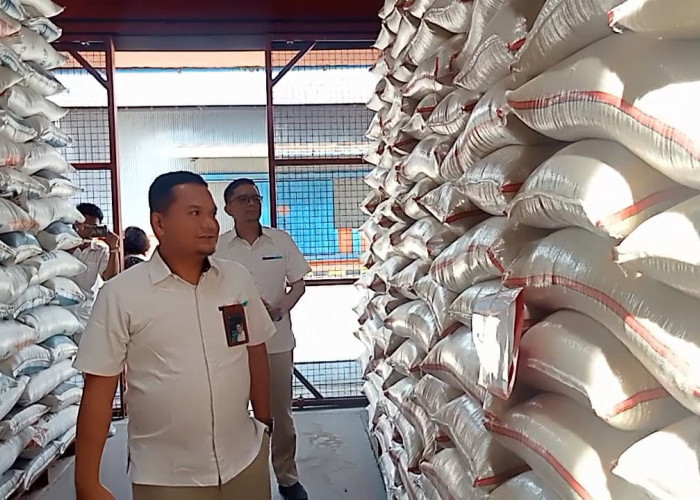 Bulog Cirebon Salurkan 30 Ton Beras Medium untuk Penuhi Kebutuhan Pangan di Cimajakuning 