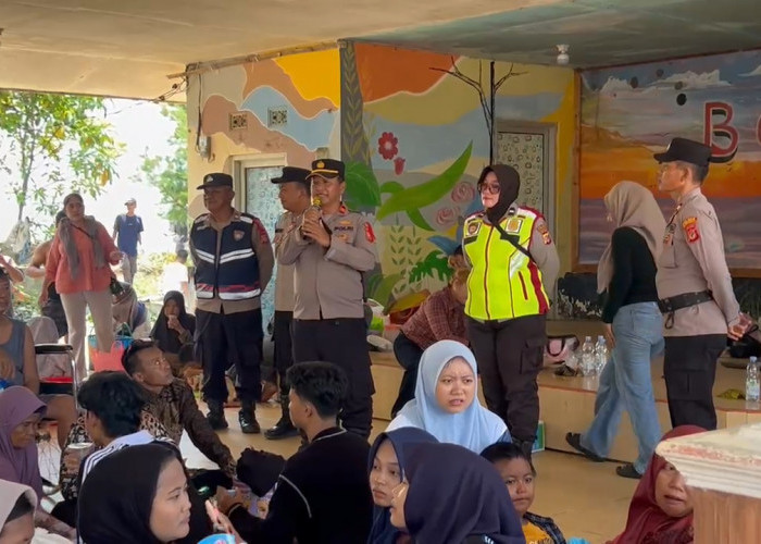 Pengunjung Membludak di Pantai Balongan Indah, Satbinmas Polres Indramayu Imbau Wisatawan Waspada