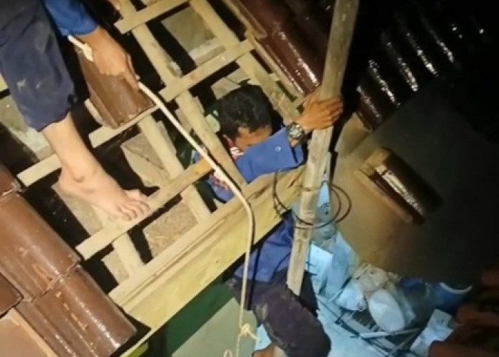 Bermodal Tali dan Bambu, Damkar Indramayu Sukses Evakuasi Ruko Terkunci