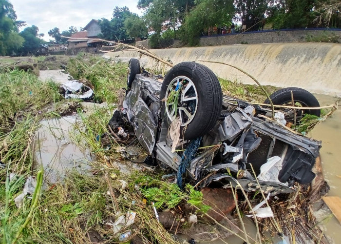 Pengakuan Pemilik Mobil yang Hanyut karena Banjir Bandang Cirebon Semalam