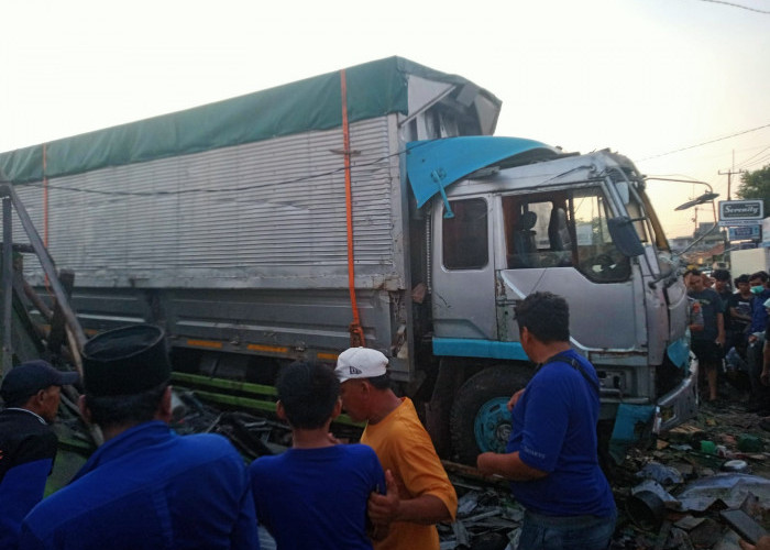 Breaking News: Truk Rem Blong Tabrak Warung di Arjawinangun Cirebon, Satu Orang Tewas
