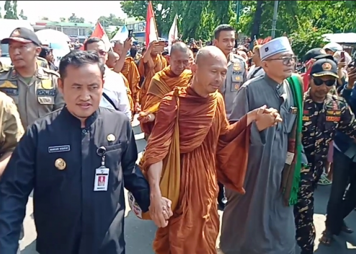 Biksu Thudong Menangis di Tegal, Sampai Angkat Jempol Kaki
