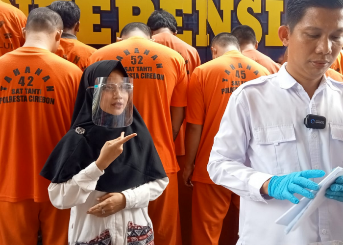 Bikin Salfok, Teteh Kerundung Hitam saat Ekspos Kasus Polresta Cirebon, Ternyata Seorang JBI, Apa Itu?