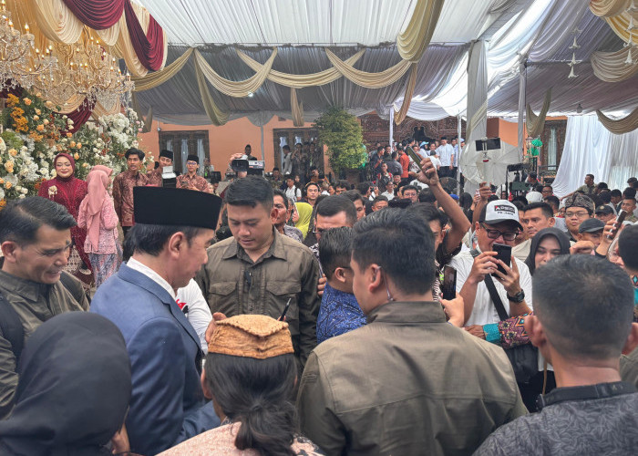Jokowi Datang ke Sinarancang Cirebon, Warga Langsung Serbu hingga Iringi dengan Teriakan