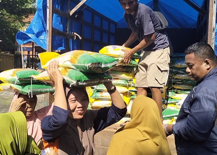 Rela Pinjam Uang Demi Borong Beras SPHP, Warga Kuningan Serbu Pasar Murah
