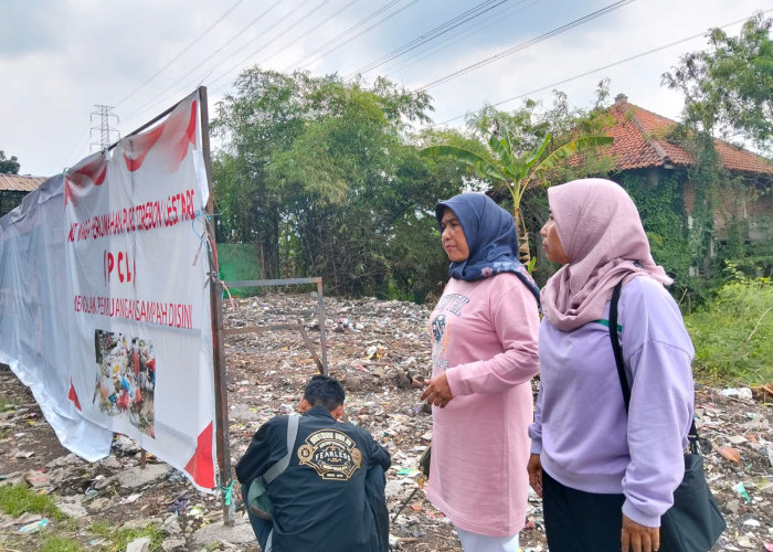 Swadaya Warga Tutup Lahan Kosong di Samping TPS