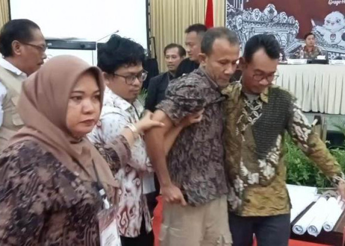 Hari ke-2 Rapat Pleno KPU Kota Cirebon Molor, Ketua PPK Kesambi Jatuh Pingsan 