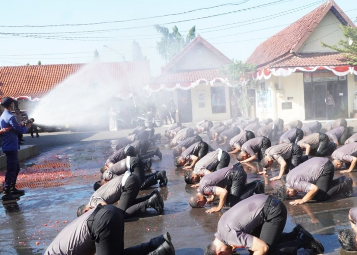 62 Polisi Anggota Polres Cirebon Kota Kompak Sujud Syukur, Ini yang Terjadi