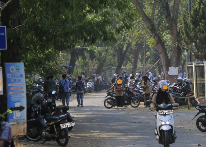 Imbas Larangan Bawa Motor, Jalan Binawan V Cirebon Kini Dipenuhi Kendaraan Siswa