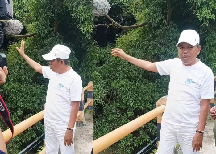 Pakai Sandal Jepit, KDM Cek Sungai Penyebab Banjir di Kota Cirebon