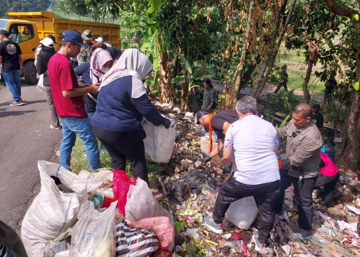 DLH Bersihkan TPS Liar di Dukupuntang 