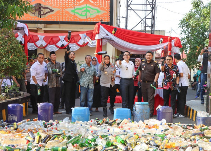 Ribuan Botol Miras Hasil KRYD dan Operasi Pekat Dimusnahkan oleh Polresta Cirebon 