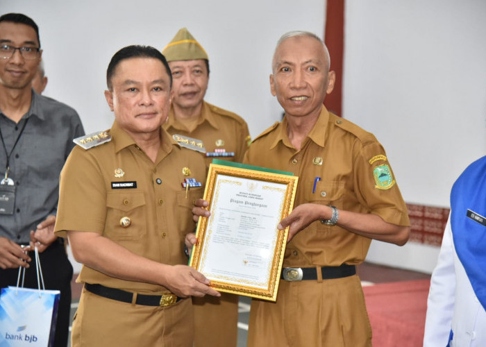 Haru! Pemkab Kuningan Serahkan SK Pensiun untuk 150 ASN, Bupati Dian Sampaikan Pesan Menyentuh