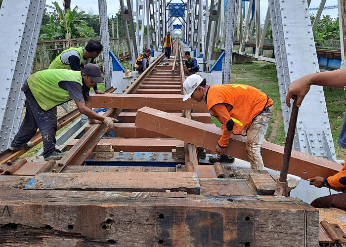 KAI Daop 3 Cirebon Ganti Bantalan Rel Kayu dengan Bahan Sintetis