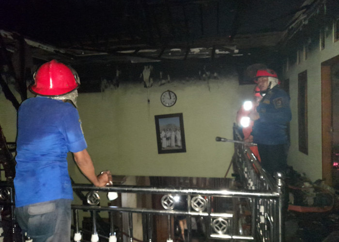 2 Kebakaran Dalam Semalam di Kabupaten Cirebon, Pabrik Kasur Busa dan Kios Bensin Eceran