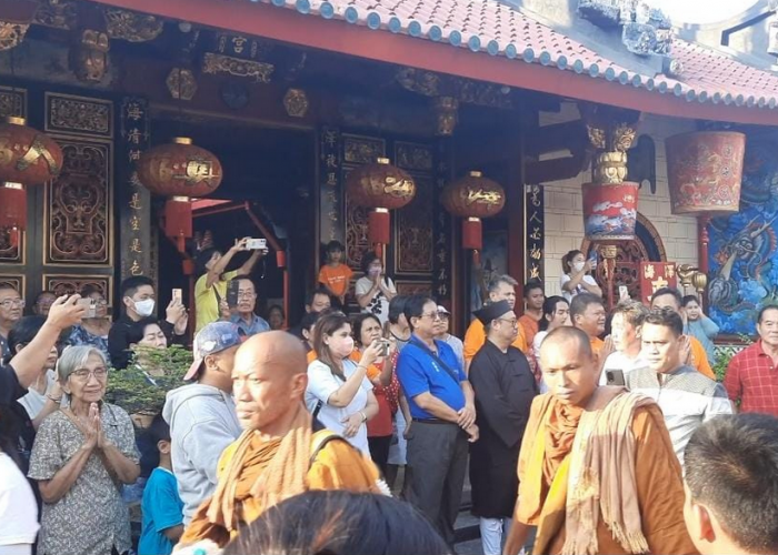 Bhiksu Thudong Jalani Ritual Sangga Puja dan Sangga Dana di Tegal, Sempat Mampir Kantor NU
