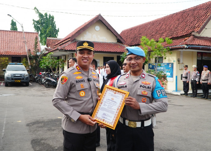 Kapolres Cirebon Kota Berikan Penghargaan kepada Personel Berprestasi 