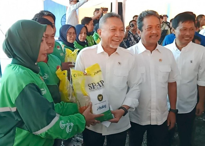 Ojol Cirebon Kaget! Zulhas Bagi-Bagi Beras dan Amplop Jelang Tahun Baru