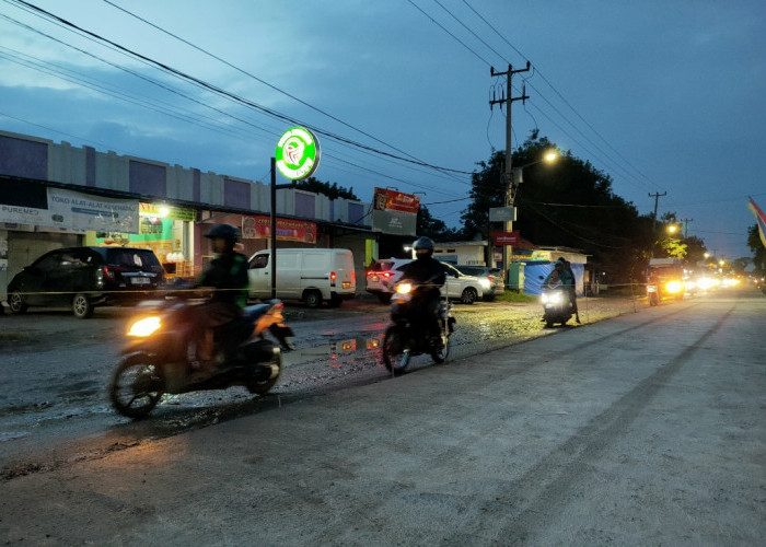 Warga Desa Sigong Lega, Jalan Sindanglaut–Paburan yang Lama Rusak Kini Mulai Dibeton 