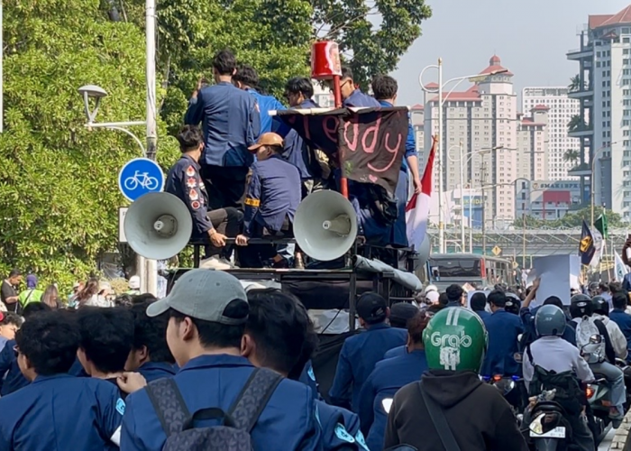 Mahasiswa Trisakti Bergerak ke Tugu Reformasi, Lagu Darah Juang Menggema