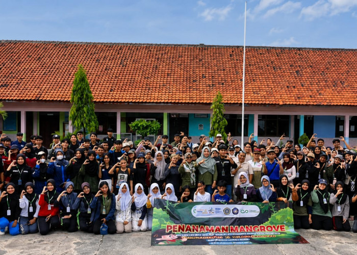 BEM STMIK IKMI Cirebon Gelar Aksi Tanam Mangrove dan Bersih Pantai