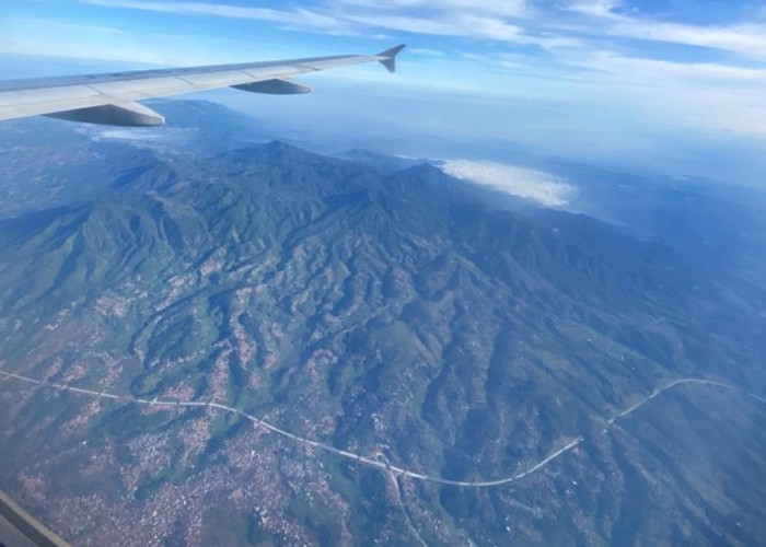 Mirip Tali Melingkari Gunung Tampomas, Indahnya Tol Cisumdawu dari Jendela Pesawat