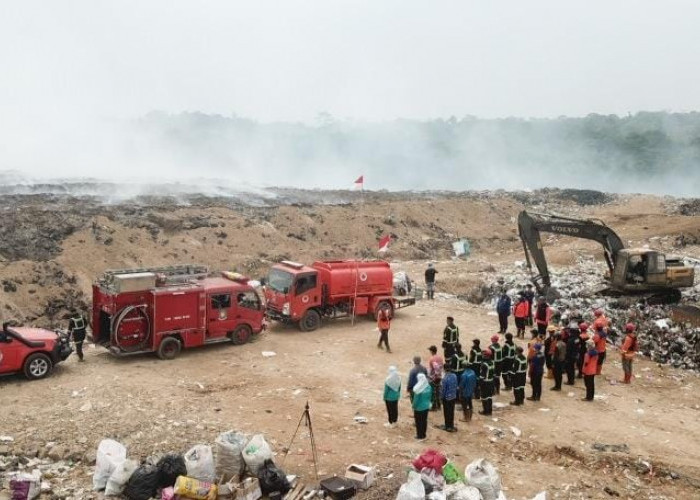 Kisah Petugas TPSA Ciniru Rayakan Kemerdekaan di Tengah Perjuangan Padamkan Api
