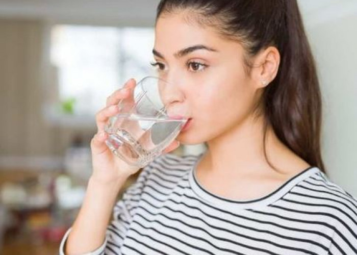 5 Manfaat Langsung Minum Air Putih Saat Bangun Tidur