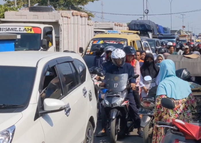Kemacetan di Pasar Tegalgubug Dianggap Biasa, Warga: Terpaksa Buat Cari Rezeki