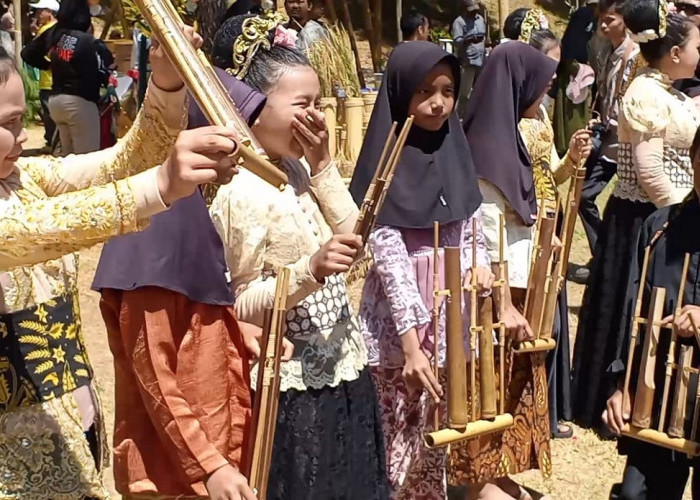 Kolosal 1001 Angklung Hanyutkan Suasana, Desa Cibuntu Miliki Angklung Pusaka