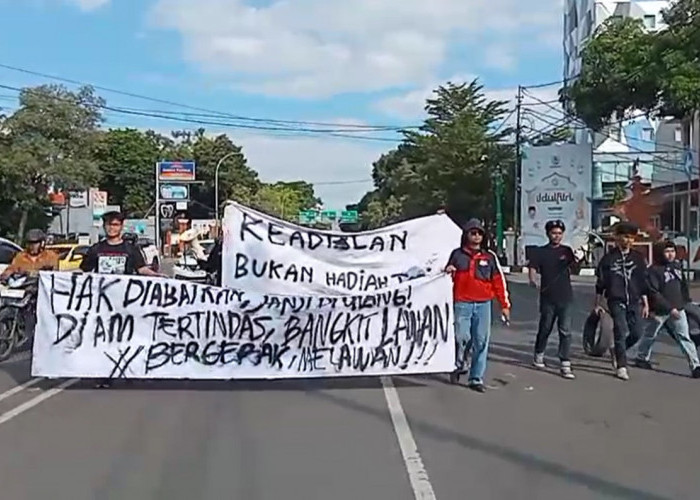 Mayday di Cirebon: Mahasiswa Gelar Unjuk Rasa Blokade Pantura dan Jalan Siliwangi