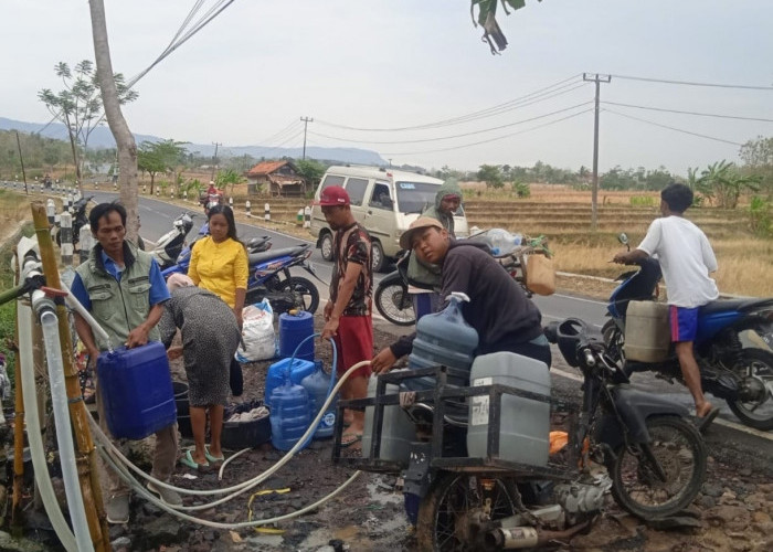 Dua Desa di Bantarujeg Majalengka Kekurangan Air Bersih, Warga Rela Antri di Mata Air Cihieum