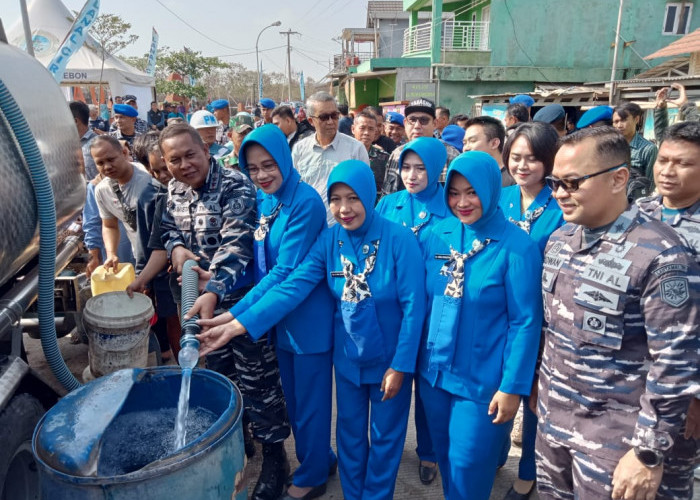 HUT Ke-78 TNI AL, Puspomal dan Lanal Cirebon Gelar Bakti Sosial Bagikan Paket Sembako dan Air Bersih