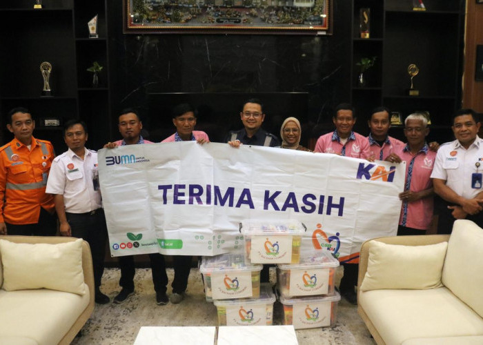 PT KAI Daop 3 Cirebon Bagikan 160 Bingkisan Lebaran untuk Porter dan Pensiunan